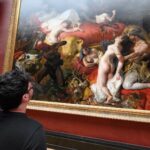 Captan a Ángel León disfrutando del arte en el Louvre durante su verano europeo